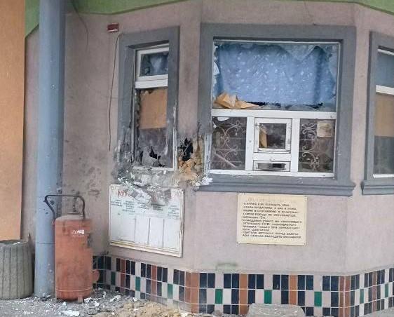 ВСУ обстреляли автозаправочную станцию в Новой Каховке. В результате атаки повреждения получили здание станции и бензоколонка. Жертв и пострадавших нет. Кроме того, на месте происшествия был обнаружен неразорвавшийся снаряд, который оперативно обезвредила группа разминирования