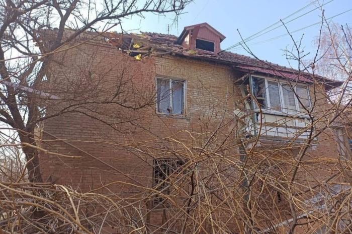 в результате очередного обстрела ВСУ в Новой Каховке поврежден многоквартирный 2-х этажный дом