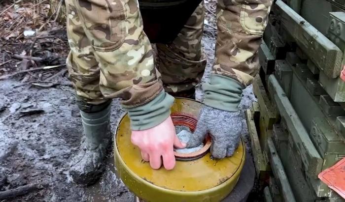 операторы БПЛА группы «Конторы» 1-й танковой армии на Купянском направлении применяют в качестве БЧ для FPV-дронов самолётного типа «Молния-2» - противотанковые мины ТМ-62 + пластид либо сдвоенный заряд от реактивного огнемёта РПО-А «Шмель»