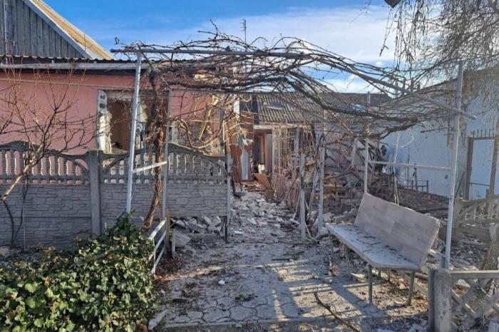 в результате очередного обстрела ВСУ, пострадали двое мирных жителей Новой Каховки. Мужчина с множественными осколочными ранениями, контузией и женщина с осколочным ранением головы. Также в результате удара, разрушено несколько жилых домов и поврежден газопровод