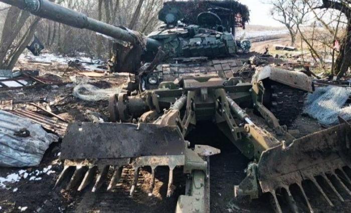 Бойцы 70 мсп вытащили в тыл подбитый украинский танк Т-72М1 с ножевым тралом Track Width Mine Ploughs (TWMP), разработки британской Pearson Engineering