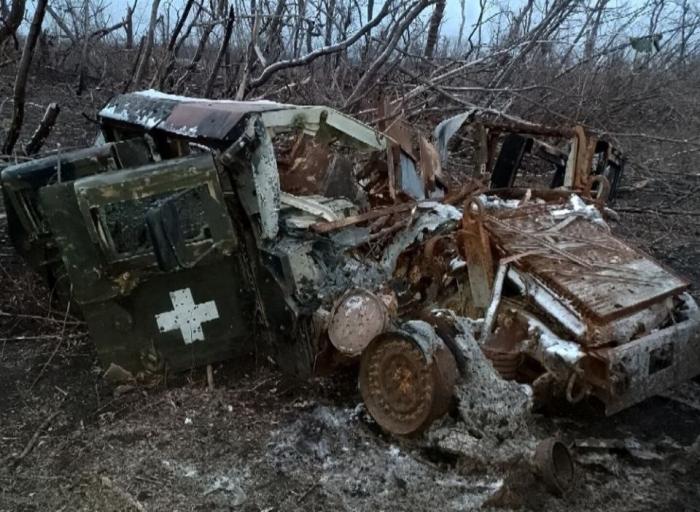 уничтоженный американский бронеавтомобиль Хамви в зоне СВО