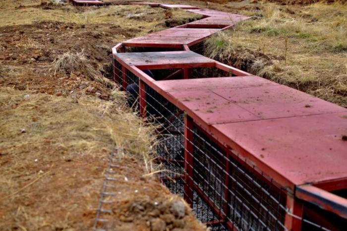 украинская группировка усиливает линию обороны перед промзоной шахтоуправления «Покровское». Строительство фортификационных сооружений, начавшихся пару месяцев назад, фактически завершено