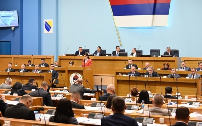 Парламент Республики Сербской (автономия в составе Боснии и Герцеговины) принял проект конституции, позволяющий создавать отдельные вооружённые силы и правоохранительные органы. 
