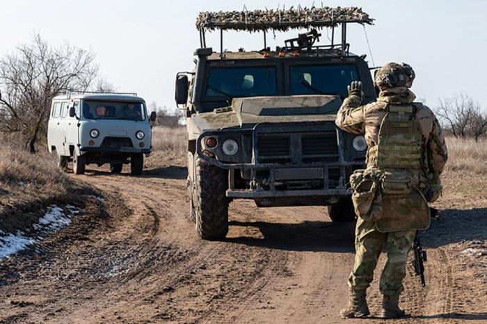Росгвардия обеспечила безопасность доставки гумпомощи в Херсонскую область. На пути следования в районах проведения СВО бойцы ведомства сопроводили гуманитарную колонну МЧС России более чем с 12-ю тоннами груза для нуждающихся жителей региона