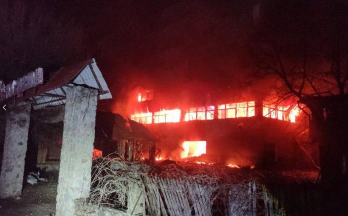 в Харькове полностью уничтожен заводской цех, который использовался для нужд боевиков ВСУ. Судя по фото, удар был нанесён по зданию завода Промсвязь