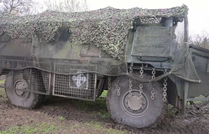 появляется всё больше техники ВСУ с новыми тактическими знаками. Так, на Купянском направлении был замечен БТР M113 с двумя вертикальными стрелочками в квадрате, а на Покровском направлении объявился БТР VAB из состава 155-й мехбригады с четырьмя разнонаправленными стрелочками в квадрате