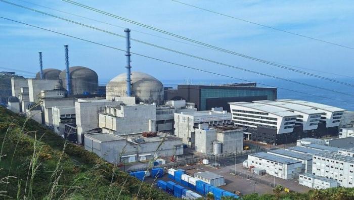 22 марта 2025 года на первом энергоблоке французской АЭС «Фламанвиль» сработала пожарная сигнализация из-за «выброса сжатого водяного пара, вызванного утечкой в первом контуре, расположенном в насосе в здании реактора первого блока».