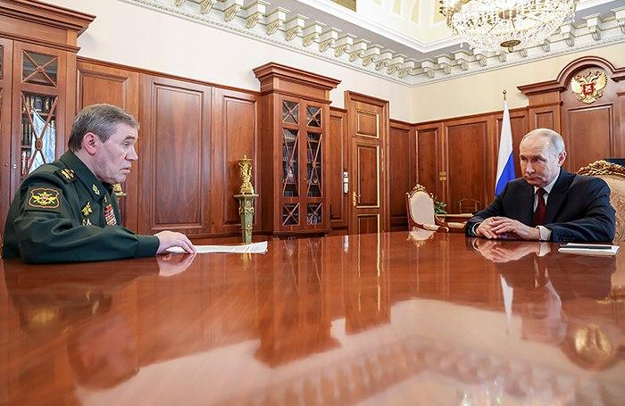 Объявив пасхальное перемирие, Владимир Путин подчеркнул важность православия для России и значение Пасхи как главного праздника христиан всего мира.