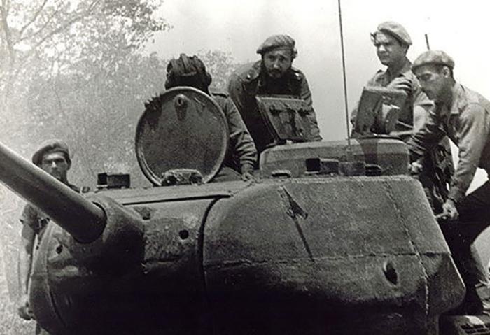 Кубинцы празднуют разгром американских наёмников в 1961 г. 