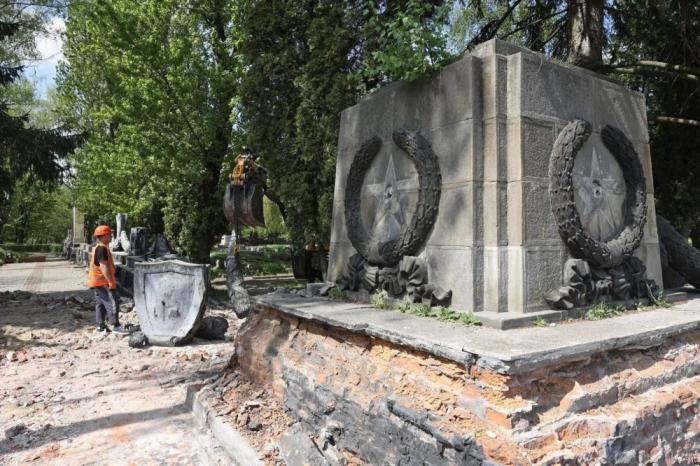 во Львове сносят памятники и ограждения могил воинов Красной армии на территории мемориального комплекса «Холм Славы»