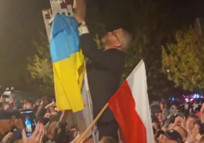 Кандидат в президенты Польши Гжегож Браун во время встречи с избирателями в Бяла-Подляска сорвал с местной ратуши флаг Украины в знак протеста против "украинизации" его страны. Полиция безуспешно пыталась помешать Брауну. 