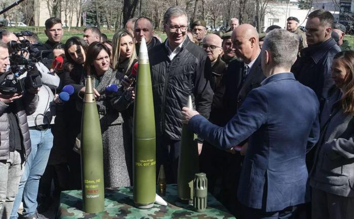 президент Вучич осматривает изделия сербского ВПК