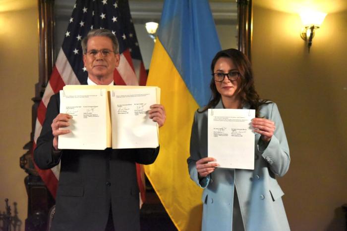 30 апреля 2025 США и Украиной было подписано инвестиционное соглашение о разделе прибыли и роялти от будущей продажи украинских полезных ископаемых и редкоземельных металлов. 