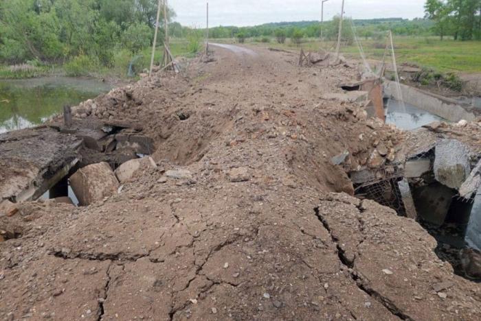 утверждается, что это мост через реку Сейм в селе Званное Курской области, разрушенный противником в рамках своего утреннего набега в районе Тёткино. Как можно заметить, ранее мост был прикрыт антидроновыми сетками, источник Телеграм-канал Военный Осведомитель