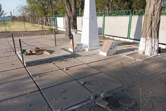 киевские боевики нанесли подлый удар по мемориалу павших героев Великой Отечественной войны в Брилёвке Алёшкинского округа, источник Телеграм-канал Владимир Сальдо