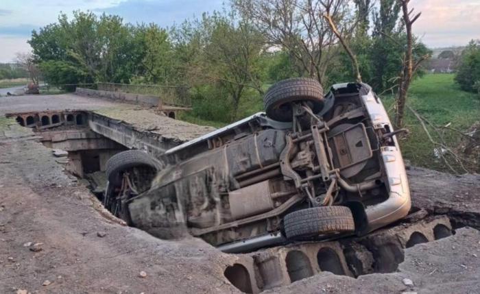 уничтоженный КАБами ВС РФ мост через реку Солёную в Новопавловке, Днепропетровская область, в 10 км от фронта. Население села почти отсутствует, источник Телеграм-канал ANTISEPTIC