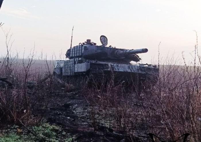 подбитый немецкий танк Leopard 2A4 в районе Работино, источник Телеграм-канал Сводки ополчения Новороссии Z.O.V. 