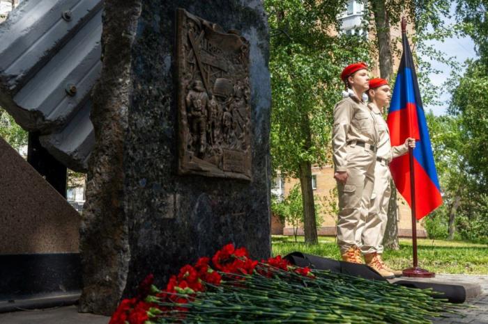 в Донецке почтили память защитников аэропорта. Каждый год, собираясь вместе, защитники Республики и простые жители Донецка вспоминают о событиях тех дней и подтверждают свою приверженность идеалам свободы и справедливости, которые отстаивали эти герои, источник Телеграм-канал РИА ДНР