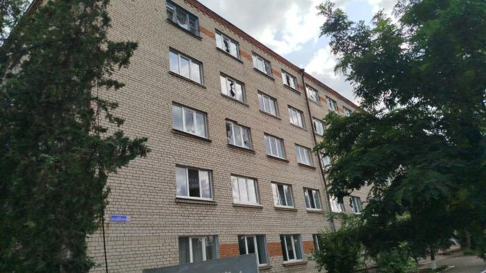 в результате артиллерийского обстрела украинских формирований в Новой Каховке повреждено нефункционирующее здание общежития училища №7 – выбито около 30 окон, источник Телеграм-канал Днепровский Рубеж