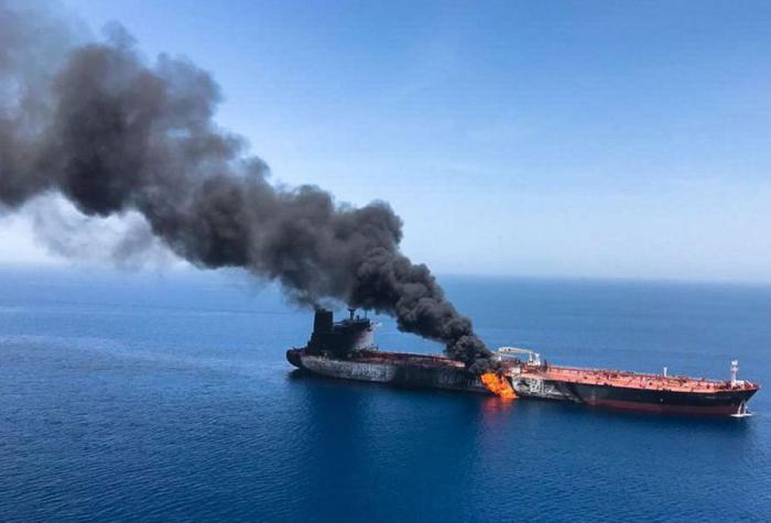 Три нефтяных танкера столкнулись и горят в Оманском заливе, недалеко от Ормузского пролива