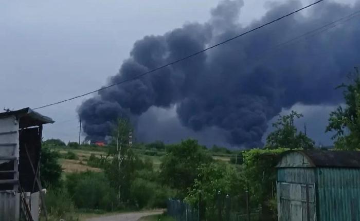 горящий после вчерашнего ракетно-дронового удара ВС РФ нефтеперерабатывающий завод в н.п. Дрогобыч Львовской области, источник Телеграм-канал Dambiev