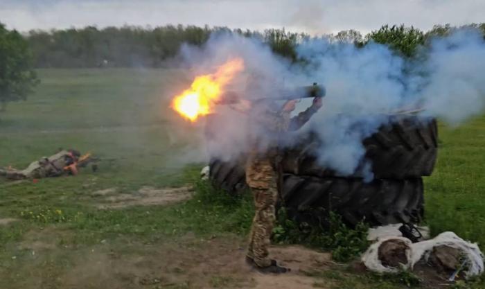 морпехи 810-й отдельной Гвардейской бригады Черноморского флота передают боевой опыт молодым сослуживцам. Перед каждой операцией в Сумской области на полигоне проводят тренировки с воссозданием архитектуры укрепительных линий противника, источник Телеграм-канал Станислав Назаров | КАНАЛ |