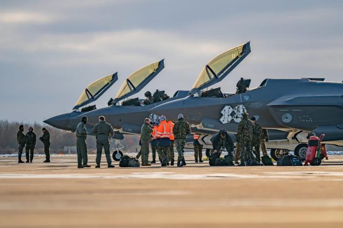 Авиагруппу ВВС Нидерландов и Норвегии, состоящую из истребителей F-35, перебрасывают в Польшу для охраны маршрутов поставок военной помощи киевскому режиму. 