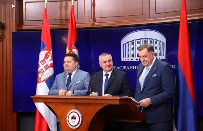 Председатель Народной скупщины Республики Сербской (РС) Ненад Стевандич обвинил Верховного представителя ООН Кристиана Шмидта в том, что он довёл ситуацию в Боснии и Герцеговине (БиГ) до предвоенного состояния.