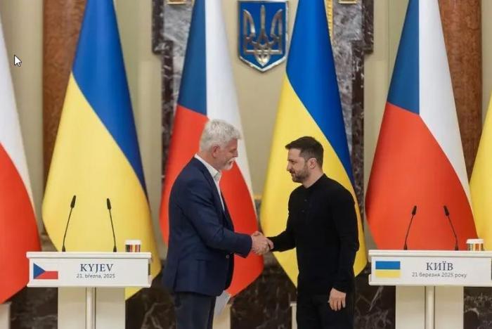 Президент Чехии и бывший генерал НАТО Петр Павел призвал Киев отказаться от территорий, занятых российскими войсками, ради сохранения самостийной Украины. 