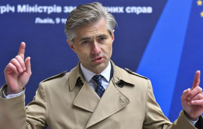 Глава МИД Литвы Кястутис Будрис направил письмо генсеку НАТО Марку Рютте, «призывая к немедленным мерам по укреплению возможностей противовоздушной обороны Литвы и ускорению полной реализации ротационной модели противовоздушной обороны». 