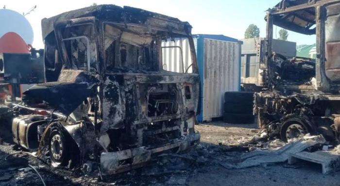 в Новой Каховке беспилотник сбросил снаряды, вызвав пожар на автостоянке, источник Телеграм-канал Таврия. Новости Херсонской области