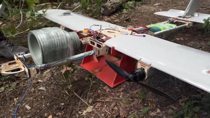 очередное пополнение в номенклатуре боевых частей российского FPV-камикадзе «Молния-2», в этот раз в качестве полезной нагрузки дрона служит КЗ-7. Ранее в качестве боевых частей этого дрона можно было уже увидеть ТМ-62,термобарические гранаты РПО-А «Шмель», КЗ-6,  и даже зажигательные боевые части, источник Телеграм-канал Осведомитель