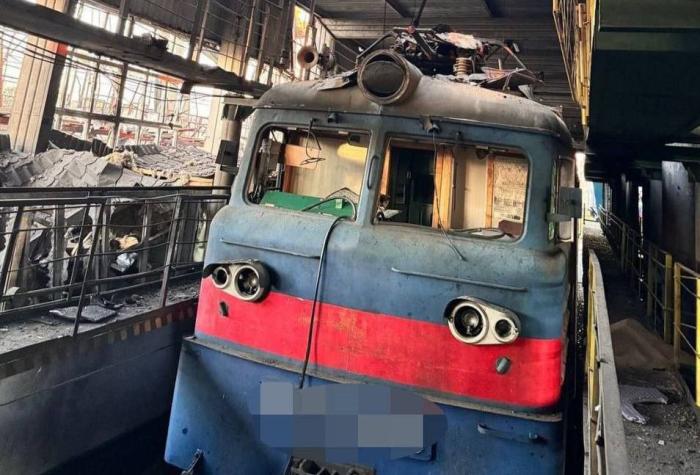 последствия прилётов БПЛА-камикадзе «Герань-2» по локомотивному депо в н.п Знаменка, Кировоградская область, этой ночью, источник Телеграм-канал Хроники Гераней 