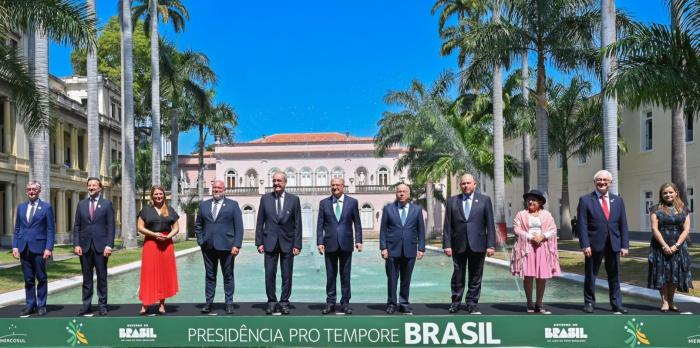 16 сентября вице-президент Швейцарии Ги Пармелен подписал в Рио-де-Жанейро бессрочное соглашение о свободной торговле ЕАСТ с МЕРКОСУР