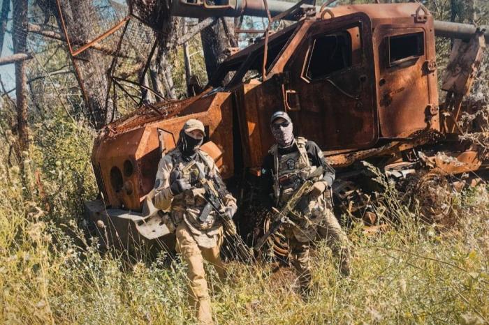 бойцы ВС РФ возле сгоревшей 155-мм самоходной гаубицы 2С22 «Богдана» на шасси Tatra Phoenix ВСУ, источник Телеграм-канал Военный Осведомитель