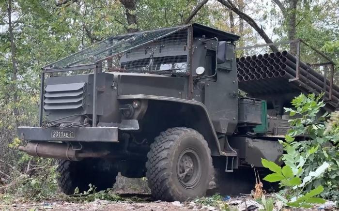 РСЗО 9К51 «Град» с дополнительным бронированием кабины из состава группировки войск «Центр» на Константиновском направлении, источник Телеграм-канал Военный Осведомитель