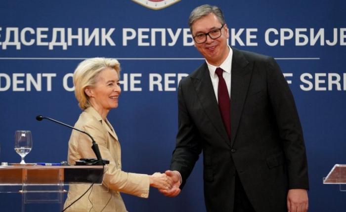 Запад продолжает размахивать перед носом у Белграда «морковкой», обещая принять страну в ЕС, но при условии отказа Сербии от сотрудничества с Россией. Об этом недвусмысленно заявила глава Еврокомиссии Урсула фон дер Ляйен на недавней пресс-конференции в Белграде с сербским президентом Александром Вучичем.