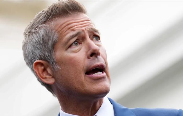 Министр транспорта США Шон Даффи предупредил, что из-за затянувшегося шатдауна власти могут частично закрыть воздушное пространство страны.