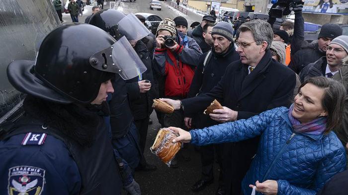 Виктория Нуланд на майдане в Киеве