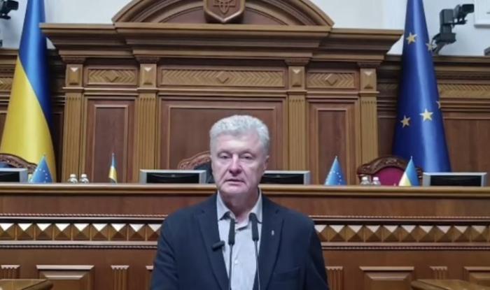 Порошенко через суд хочет провести новогодние каникулы за границей