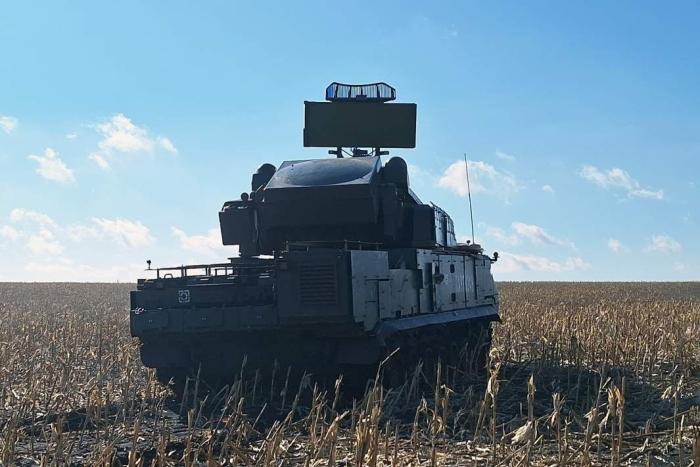 Заглавное фото: батарея зенитных комплексов «Тор-М2» уничтожила за время СВО более 500 целей. Её расчёты защищают небо на донецком направлении, а раньше они работали на луганском и запорожском. Основная цель на сегодняшний день – украинские беспилотники самолётного типа, которые пытаются наносить удары по объектам в глубине российских регионов, источник Телеграм-канал Военкор Астрахань