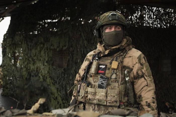 в Запорожской области росгвардейцы спасли троих местных жителей при атаке БПЛА ВСУ. Военнослужащие Росгвардии оказали первую помощь и эвакуировали троих тяжелораненых граждан, автомобиль которых был поражён в результате атаки вражеского БПЛА ВСУ на контрольно-пропускном пункте в Запорожской области, источник Телеграм-канал Росгвардия