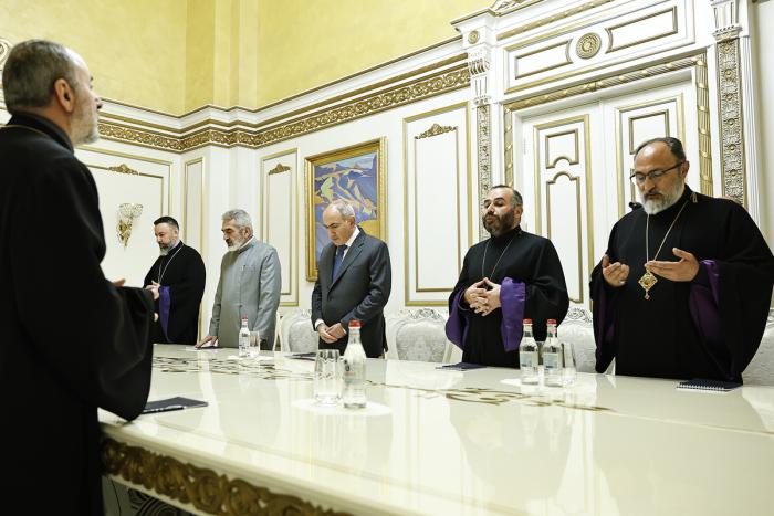Встреча Пашиняна с лояльным ему иерархами Армянской Апостольской Церкви