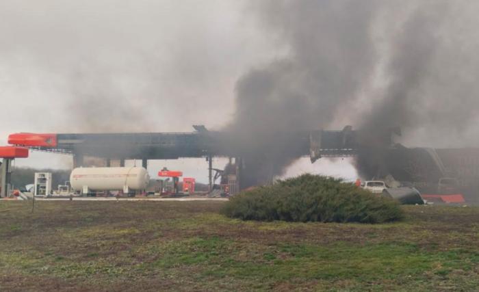 В Харьковской области тоже есть удачный прилёт – выбита АЗС, источник Телеграм-канал Военкор Котенок