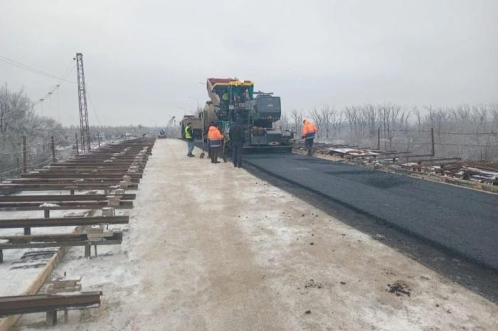 в Волновахе идёт ремонт моста по переулку Матросова. Реконструкция путепровода ведётся совместно с Ямало-Ненецким автономным округом, источник Телеграм-канал ДНР Онлайн