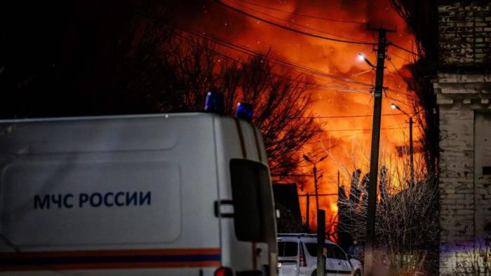 в Херсонской области в результате атаки украинских беспилотников также не обошлось без жертв. Один из беспилотников ударил по жилой многоэтажке. Погиб мирный житель. Ещё шесть человек ранены, источник Телеграм-канал Военкор Котенок