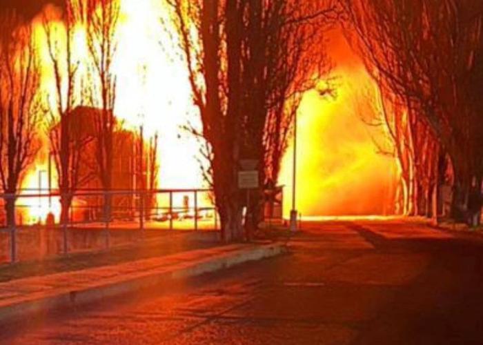 фото из Черноморска (Одесская область). Вражеские паблики подтверждают мощный удар, нанесенный минувшей ночью по объектам портовой инфраструктуры, в т.ч. по одному из терминалов, источник Телеграм-канал Военкор Котенок