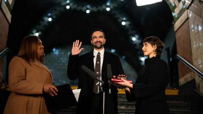 США столкнулись с необычным прецедентом: мэр Нью-Йорка принёс присягу на священном Коране