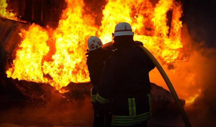 контейнеры, топливные резервуары и другая портовая инфраструктура в порту Черноморска Одесской области, подвергшаяся ударам дронов-камикадзе «Герань-2» вчера днём, источник Телеграм-канал Военный Осведомитель